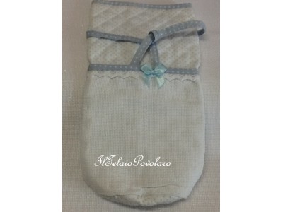 porta-biberon bianco con piccoli pois azzurri