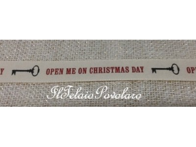 1 Nastro con scritta stampata ''Open me on Chrismas day ''in rosso