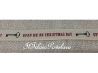 1 Nastro con scritta stampata ''Open me on Chrismas day ''in rosso