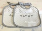 Bavaglino bianco-grigio con pois e orme ricamate