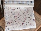 1 - acufactum base bianca con piccoli accessori dicucito tra ramoscelli